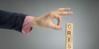 Drewniane klocki z literami układające wyraz "kryzys"
