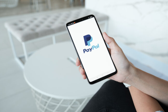 Platforma PayPal na ekranie smartfona