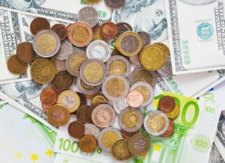 Monety PLN rozrzucone po banknotach EUR i USD