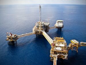 Platforma naftowo-gazowa na morzu