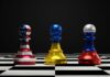 pionki szachowe z flagami USA, Ukrainy i Rosji