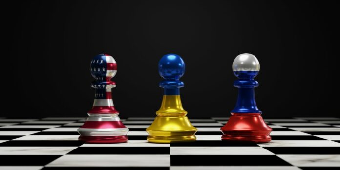 pionki szachowe z flagami USA, Ukrainy i Rosji