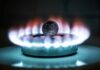 Rubel rosyjski na płonącej kuchence gazowej