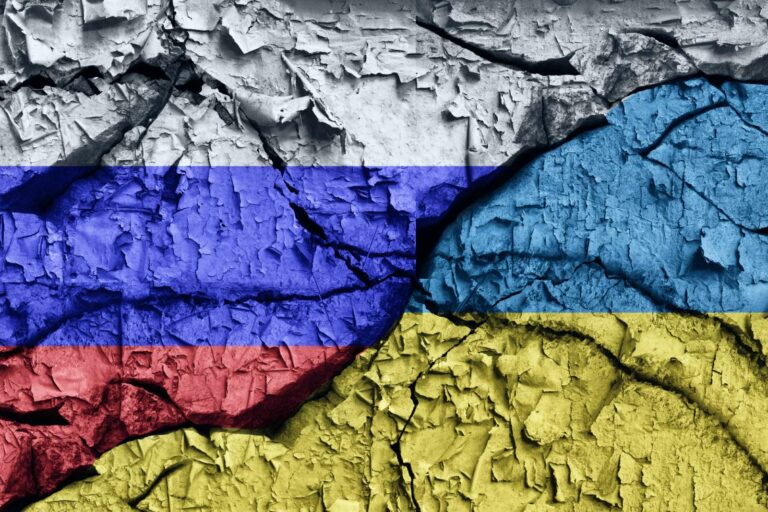 Flagi Rosji i Ukrainy na murze