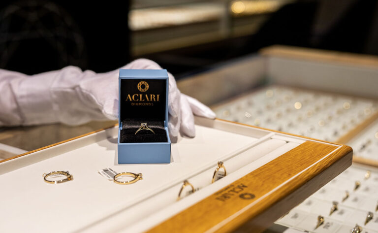 Gdzie kupić pierścionek zaręczynowy? Przewodnik dla zakochanych (i zdecydowanych)